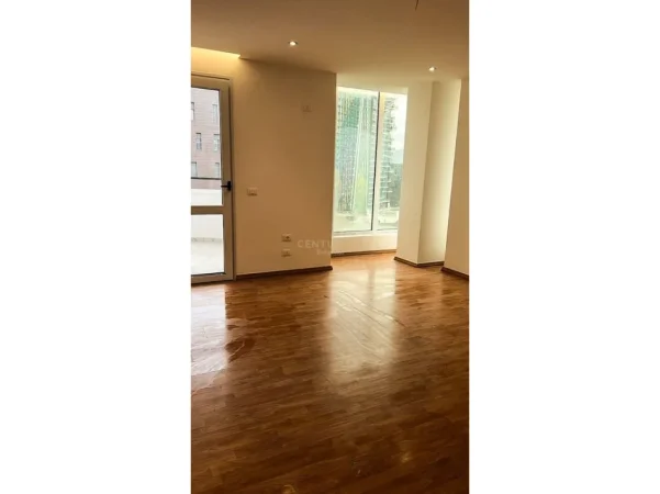 Tirane, jepet me qera zyre Kati 6, 200 m² 2.000 € (Ambasada Amerikane)