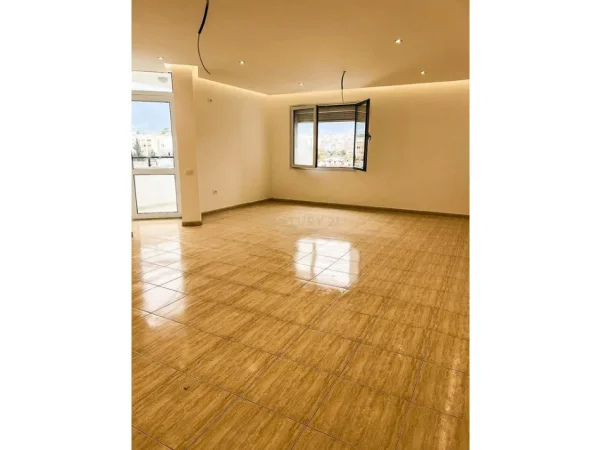 Tirane, jepet me qera zyre Kati 6, 200 m² 2.000 € (Ambasada Amerikane)