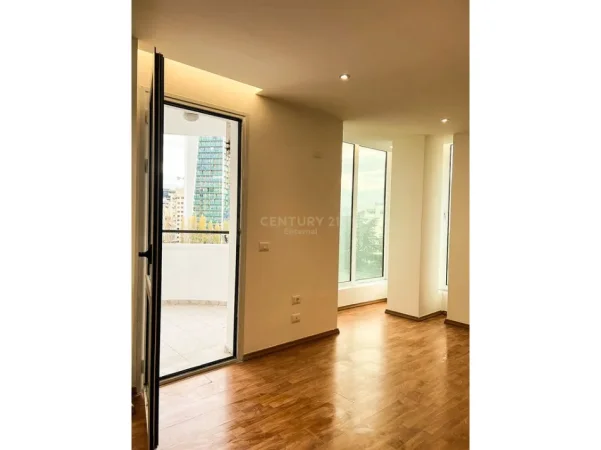 Tirane, jepet me qera zyre Kati 6, 200 m² 2.000 € (Ambasada Amerikane)
