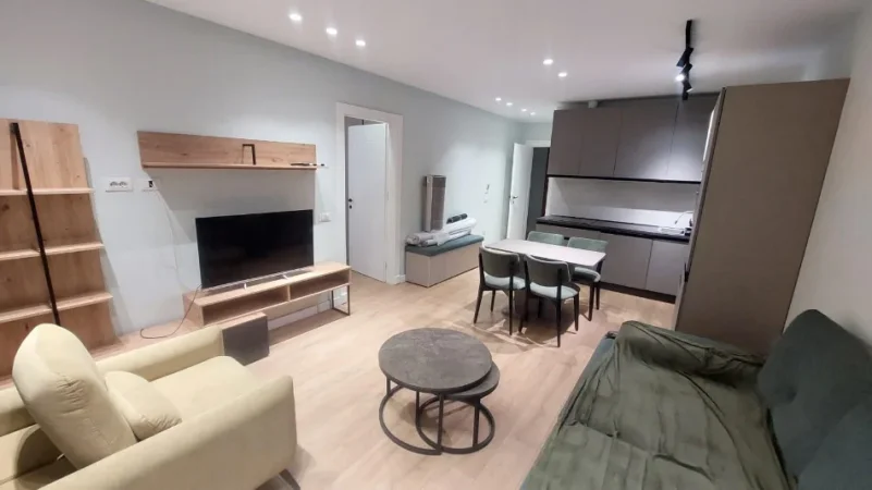 Tirane, jepet me qera apartament 1+1 Kati 2, 70 m² 700 € (Komuna e Parisit)