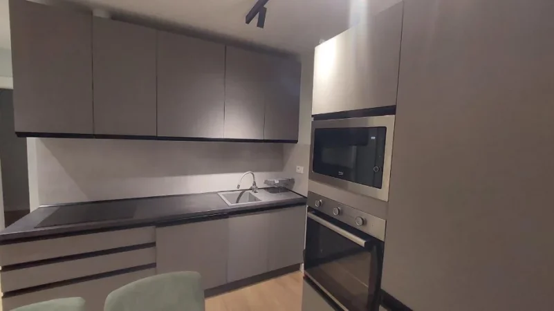 Tirane, jepet me qera apartament 1+1 Kati 2, 70 m² 700 € (Komuna e Parisit)