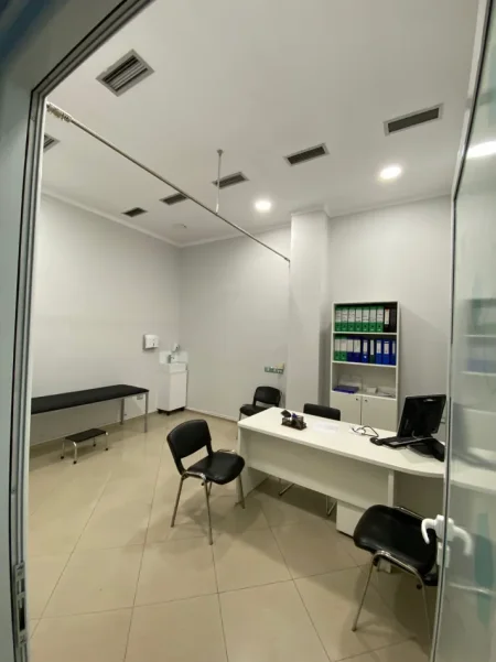 Tirane, jepet me qera ambjent biznesi Kati 0, 130 m² 2.000 € (DON BOSKO)