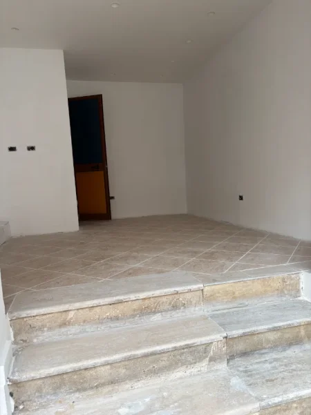 Tirane, jap me qera Dyqan 550 €