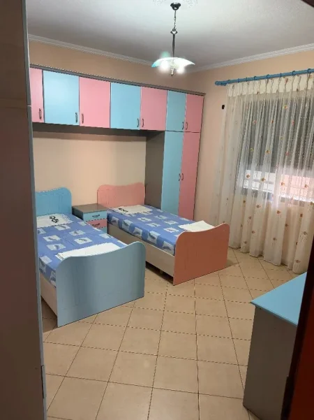 Tirane, jepet me qera apartament 2+1 Kati 2, 80 m² 500 € (Rruga 5 Maji)
