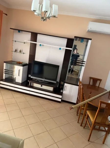 Tirane, jepet me qera apartament 2+1 Kati 2, 80 m² 500 € (Rruga 5 Maji)
