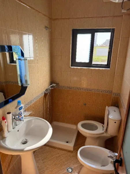 Tirane, jepet me qera apartament 2+1 Kati 2, 80 m² 500 € (Rruga 5 Maji)