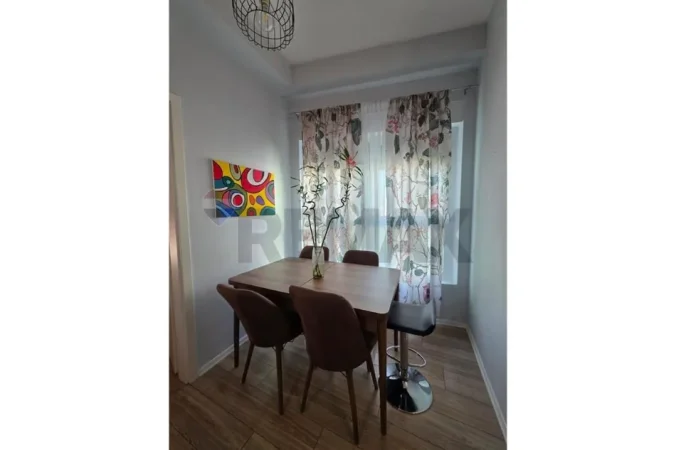 Tirane, jepet me qera apartament 1+1+Ballkon Kati 5, 55 m² 450 € (Kompleksi Mangalem)