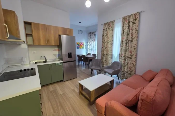 Tirane, jepet me qera apartament 1+1+Ballkon Kati 5, 55 m² 450 € (Kompleksi Mangalem)