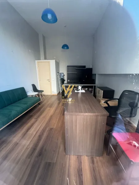 Tirane, jepet me qera dyqan Kati 0, 22 m² 400 € (STADIUMI DINAMO)