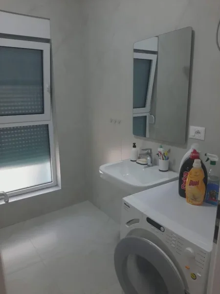 Tirane, jepet me qera apartament 1+1 Kati 3, 60 m² 350 € (Ali Demi)