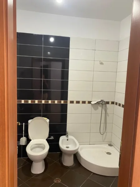 Tirane, jepet me qera apartament 1+1+Ballkon Kati 4, 70 m² 350 € (ASTIR)