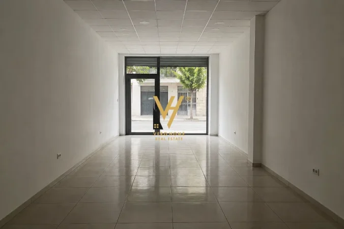 Tirane, jepet me qera dyqan Kati 0, 36 m² 520 € (SQUARE 21)