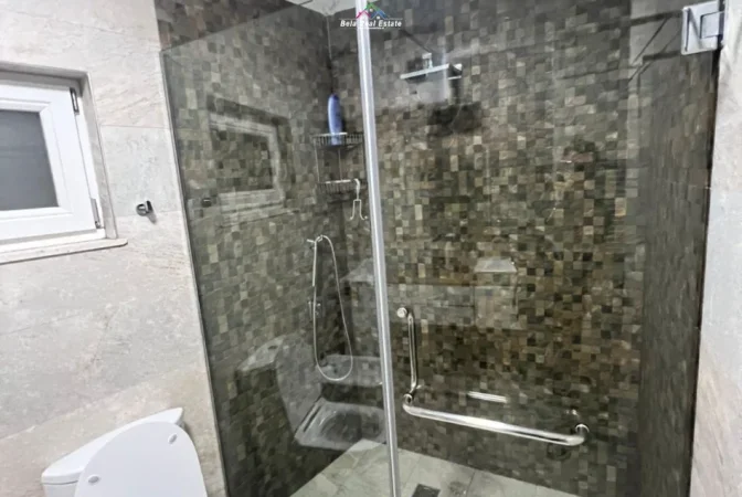 Tirane, jepet me qera apartament 1+1+Ballkon Kati 1, 76 m² 680 € (liqeni i thate)