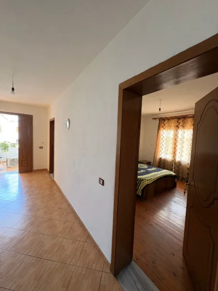 Tirane, jepet me qera Vile 2+1+Ballkon Kati 2, 90 m² (njazi meka)