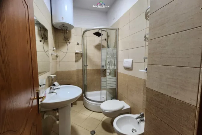 Tirane, jepet me qera apartament 2+1 Kati 4, 100 m² 800 € (myslym shyr)
