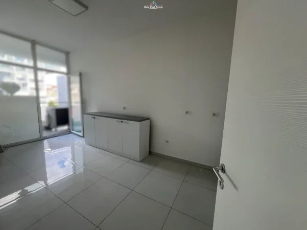 Tirane, jap me qera zyre Kati 2, 105 m² 1.050 € (Komuna e Parisit, Kompleksi Kika)