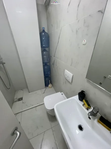 Tirane, jap me qera zyre Kati 2, 105 m² 1.050 € (Komuna e Parisit, Kompleksi Kika)