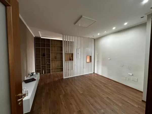 Tirane, jepet me qera zyre Kati 10, 125 m² 2.000 € (Blloku)