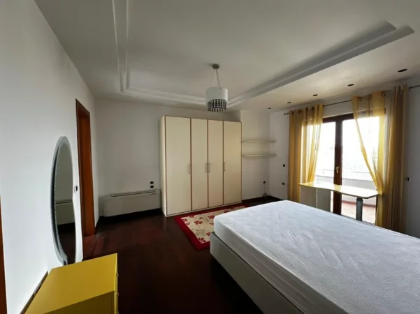Tirane, jepet me qera apartament 4+1+Ballkon Kati 10, 382 m² (Blloku)