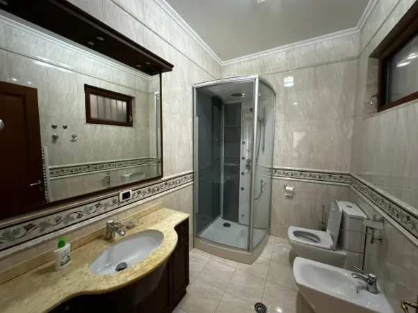 Tirane, jepet me qera apartament 4+1+Ballkon Kati 10, 382 m² (Blloku)