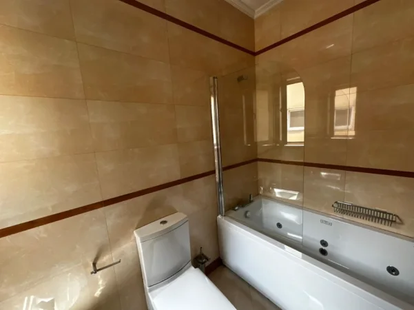Tirane, jepet me qera apartament 4+1+Ballkon Kati 10, 382 m² (Blloku)