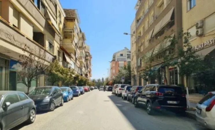 Tirane, jepet me qera ambjent biznesi Kati 0, 93 m² 1.500 € (Kopshti Botanik)