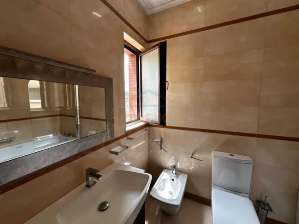 Tirane, jepet me qera apartament 4+1 Kati 10, 381 m² (Blloku)