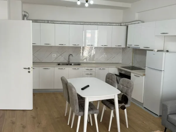 Tirane, jepet me qera apartament 2+1+Ballkon , 90 m² 550 € 