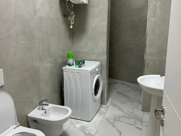 Tirane, jepet me qera apartament 2+1+Ballkon , 90 m² 550 € 