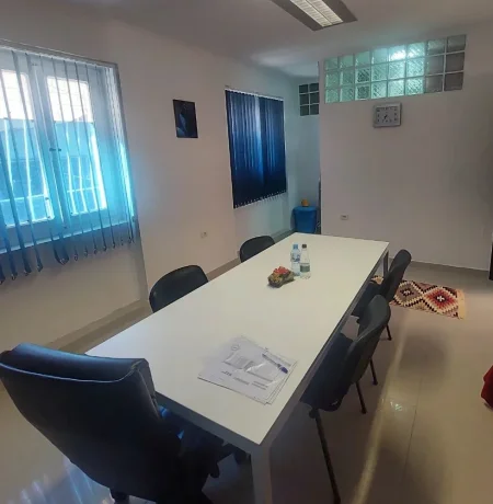 Tirane, jepet me qera ambjent biznesi Kati 0, 30 m² 300 € (rruga myslym shyri)
