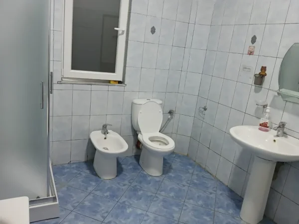 Tirane, jepet me qera apartament 1+1 Kati 2, 75 m² 400 € (Qyteti Studenti)