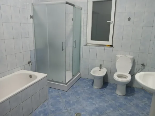 Tirane, jepet me qera apartament 1+1 Kati 2, 75 m² 400 € (Qyteti Studenti)