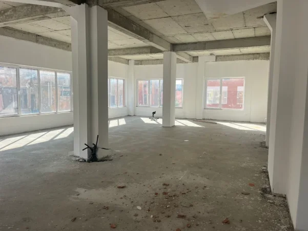 Tirane, jepet me qera zyre Kati 1, 500 m² 4.000 € (RRUGA E DIBRES)