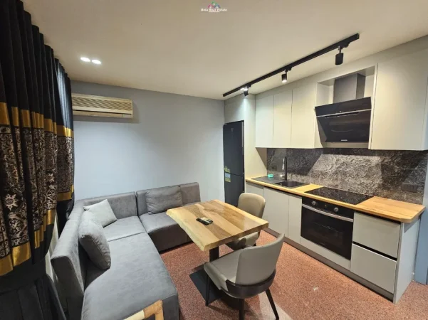 Tirane, jepet me qera apartament 1+1 Kati 2, 57 m² 620 € (Qender, tek Shallvaret)