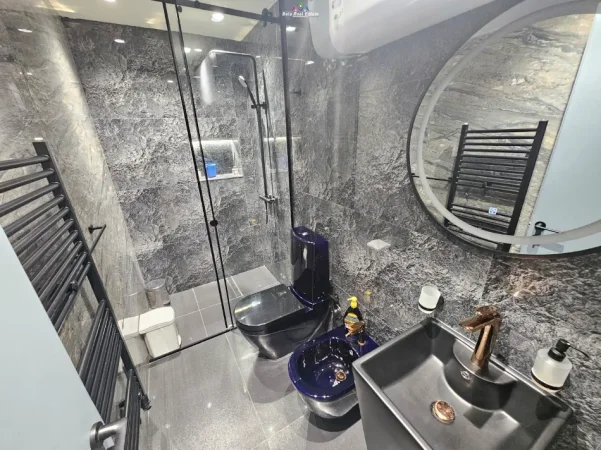 Tirane, jepet me qera apartament 1+1 Kati 2, 57 m² 620 € (Qender, tek Shallvaret)