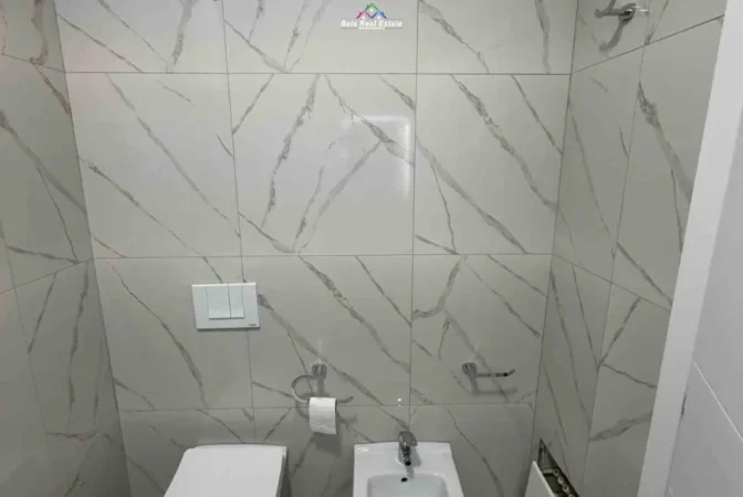Tirane, jepet me qera apartament 1+1+Ballkon Kati 5, 75 m² 470 € (sokrat miho)