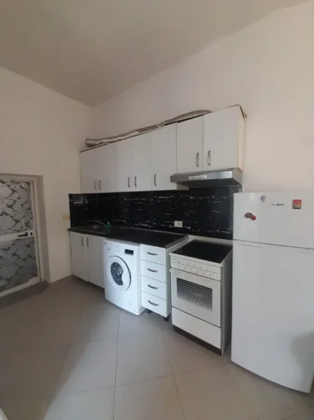 Tirane, jepet me qera Garsonier, Kati 1, 40 m², Çmimi 30.000 Lekë të Reja, Tek Globe ,Rruga Kavajës,Tiranë