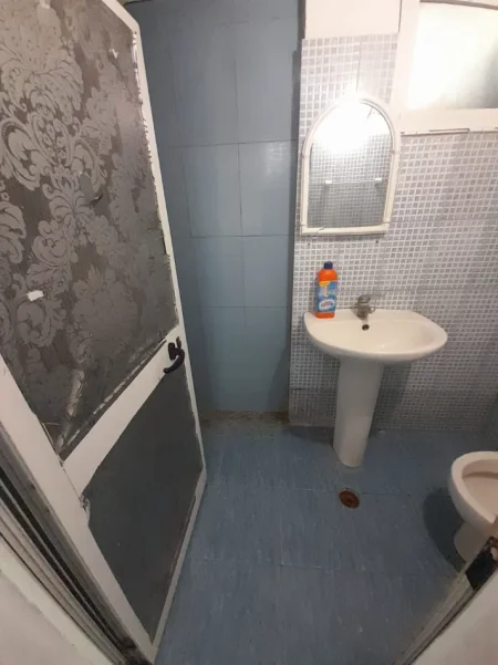 Tirane, jepet me qera Garsonier, Kati 1, 40 m², Çmimi 30.000 Lekë të Reja, Tek Globe ,Rruga Kavajës,Tiranë