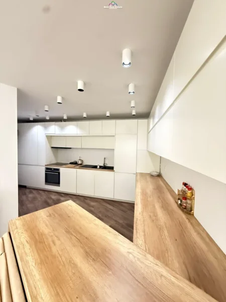 Tirane, jepet me qera apartament 1+1+Ballkon Kati 2, 110 m² 800 € (Fusha e Aviacionit, Kompleksi Turdiu)