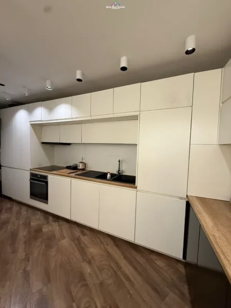 Tirane, jepet me qera apartament 1+1+Ballkon Kati 2, 110 m² 800 € (Fusha e Aviacionit, Kompleksi Turdiu)