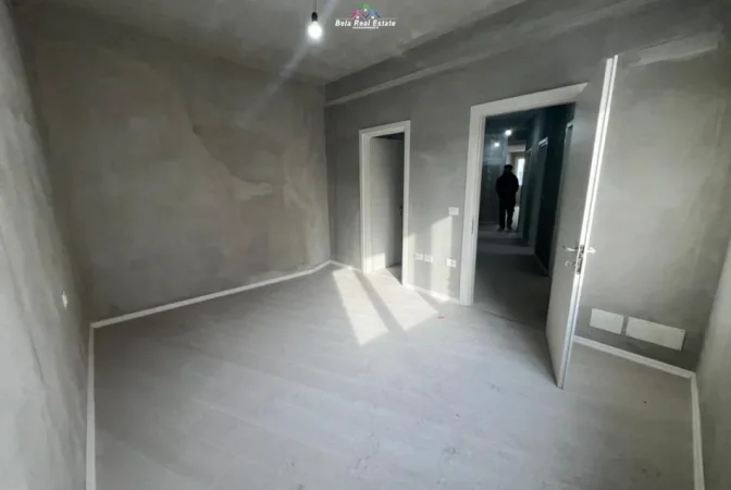 Tirane, jepet me qera zyre Kati 4, 140 m² 530 € (kompleksi river residence)