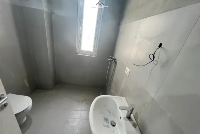 Tirane, jepet me qera zyre Kati 4, 140 m² 530 € (kompleksi river residence)