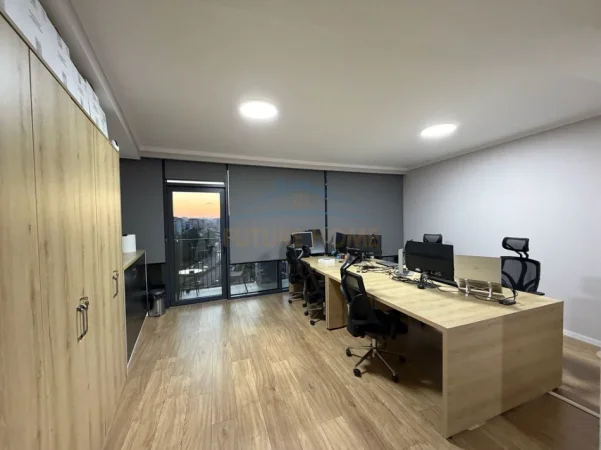 Tirane, jepet me qera zyre Kati 6, 270 m² 6.000 € (Lake View Residence)
