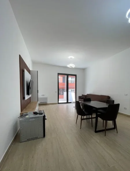 Tirane, jepet me qera apartament 1+1+Ballkon Kati 3, 70 m² 900 € (Kompleksi Delijorgji)