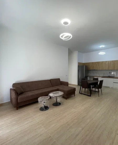 Tirane, jepet me qera apartament 1+1+Ballkon Kati 3, 70 m² 900 € (Kompleksi Delijorgji)
