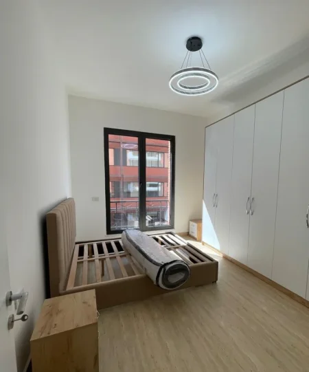 Tirane, jepet me qera apartament 1+1+Ballkon Kati 3, 70 m² 900 € (Kompleksi Delijorgji)