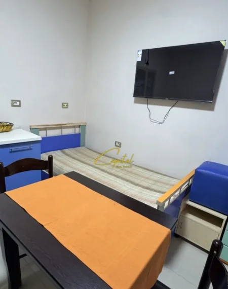 Tirane, jepet me qera garsonier 1+1 Kati 1, 30 m² 300 € (MEDRESEJA)