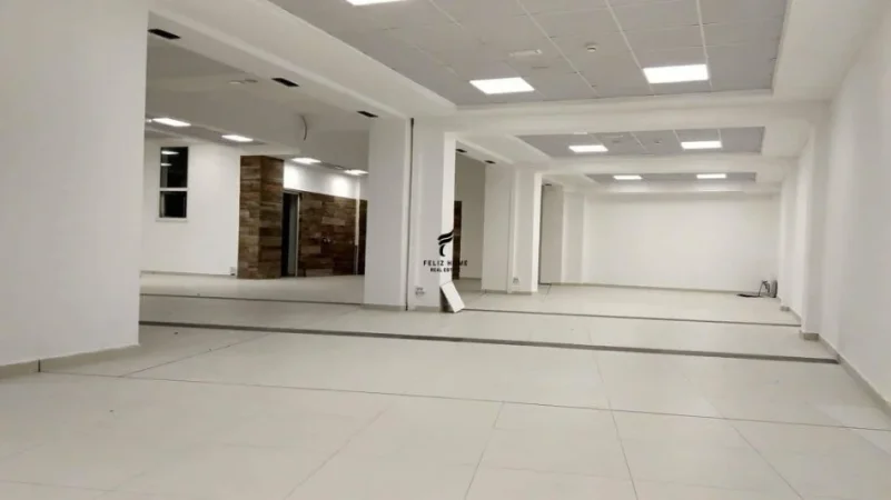 Tirane, jepet me qera ambjent biznesi Kati -1, 750 m² 2.000 € (KOMBINAT)
