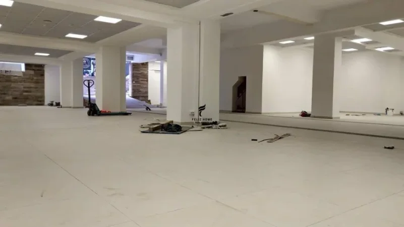 Tirane, jepet me qera ambjent biznesi Kati -1, 750 m² 2.000 € (KOMBINAT)