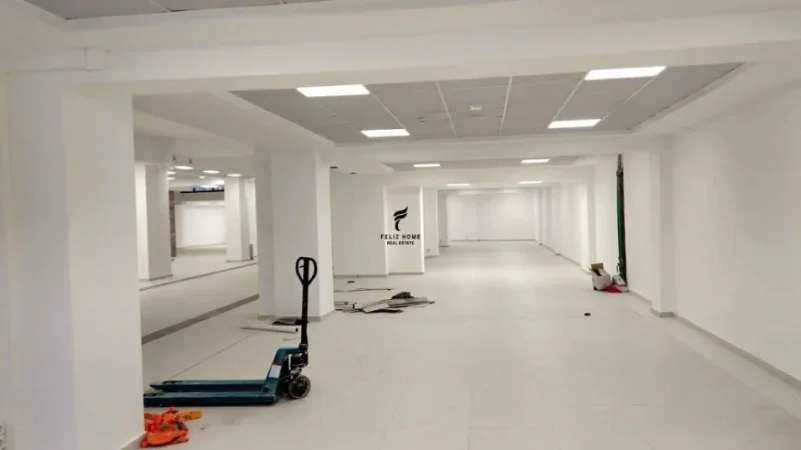 Tirane, jepet me qera ambjent biznesi Kati -1, 750 m² 2.000 € (KOMBINAT)